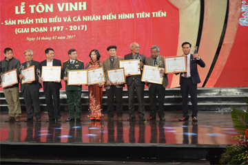 Giám đốc – Nghệ nhân Đặng Đình Duy vinh dự được trao tặng bằng khen của chủ tịch tỉnh